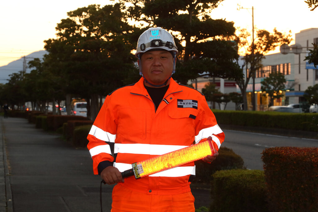 作業環境に合わせた安全な作業着【高視認性安全服の導入事例】反射材付きユニフォーム