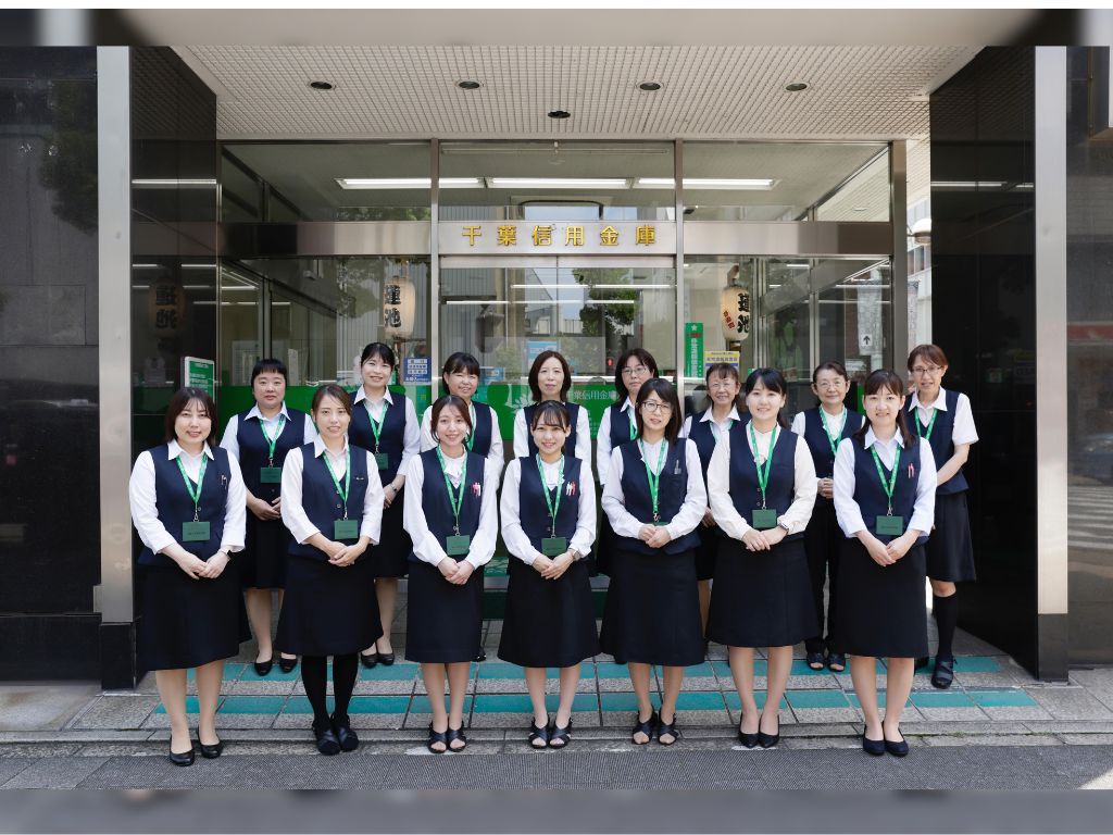 女性社員  制服 全職員の要望から生まれた、金融機関らしさと着心地の良さを合わせた新ユニフォーム【千葉信用金庫様】 - ユニフォームのダイイチ｜ 会社の想いを込めた１着を